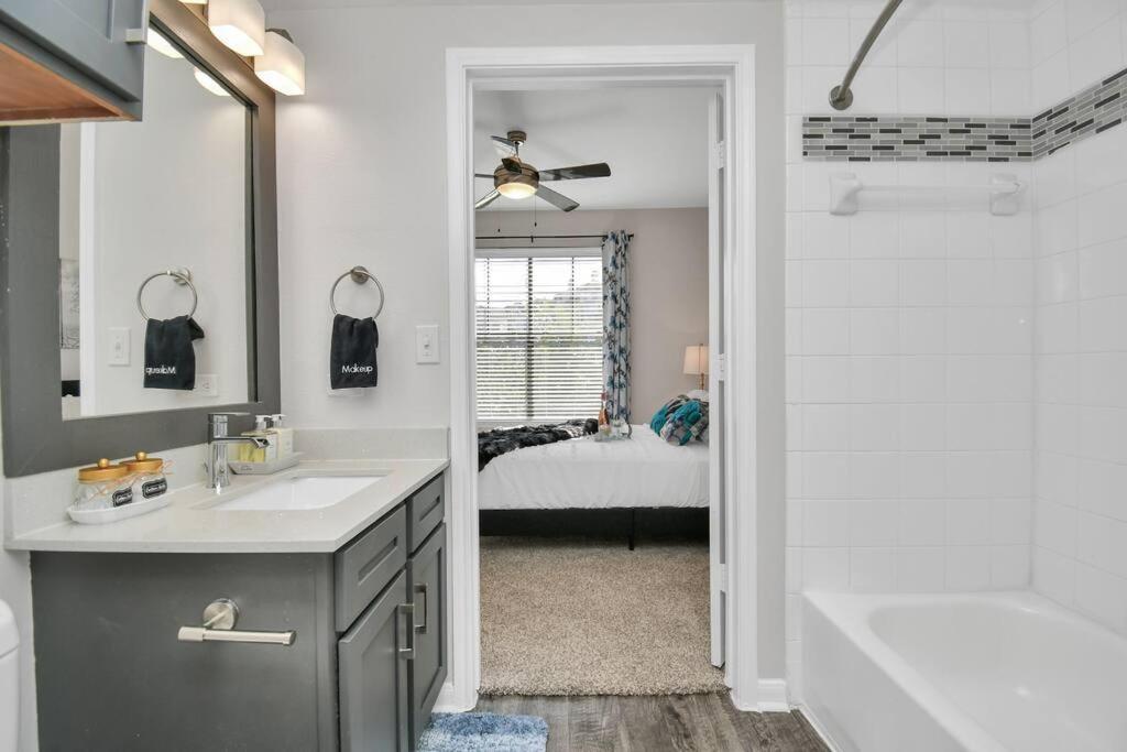 Chic Retreat-Walk To Nrg-Pool Apartment Houston Ngoại thất bức ảnh