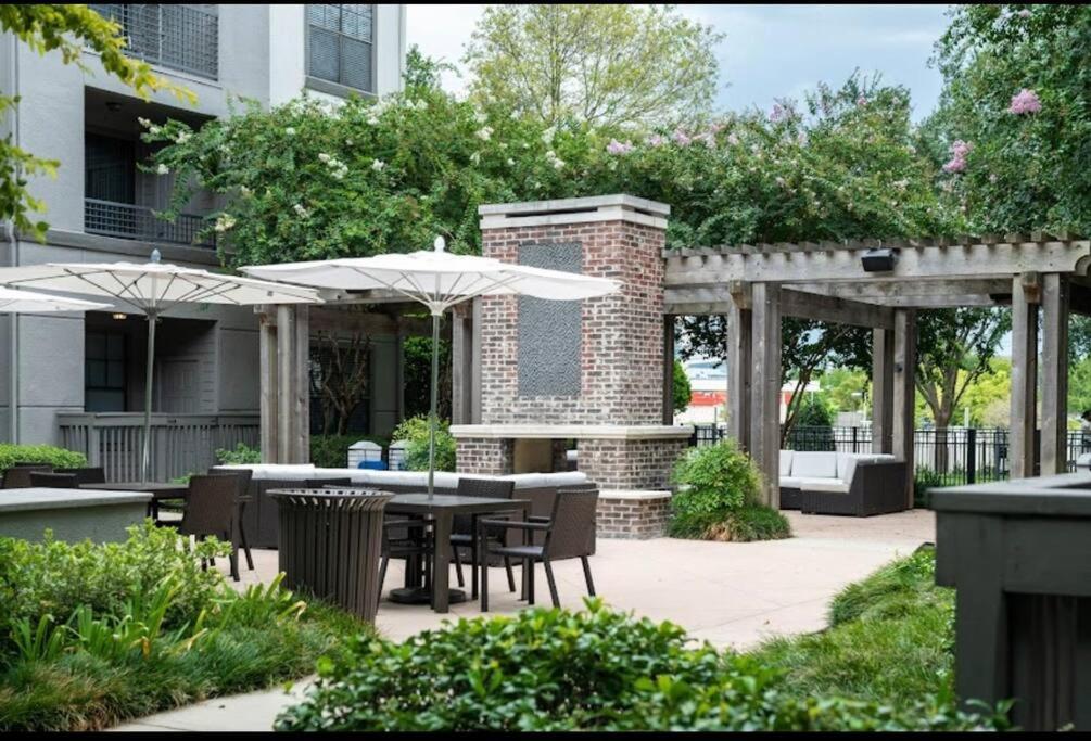 Chic Retreat-Walk To Nrg-Pool Apartment Houston Ngoại thất bức ảnh